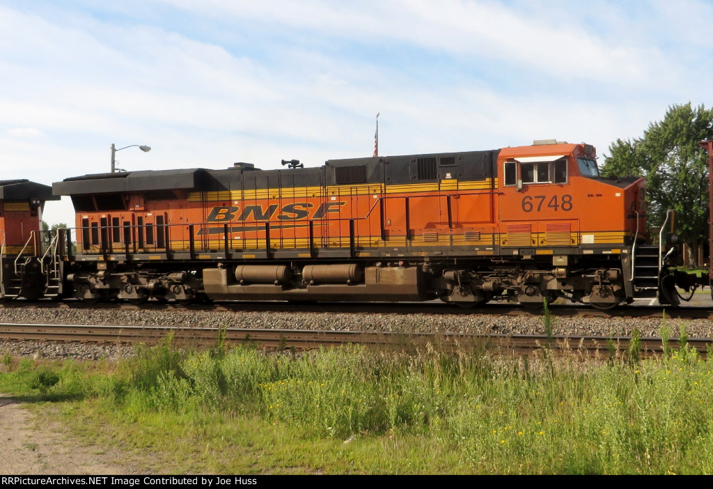 BNSF 6748